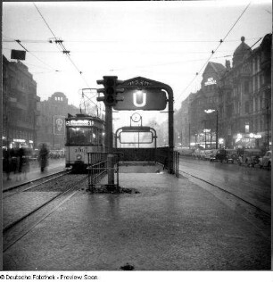Berlin-Charlottenburg. Kurfürstendamm mit U-Bahn-Station Uhlandstraße und Straßenbahntriebwagen 3761