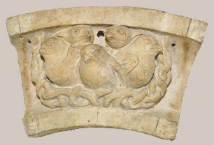 Bogenförmiges Relief mit Vögeln im Nest