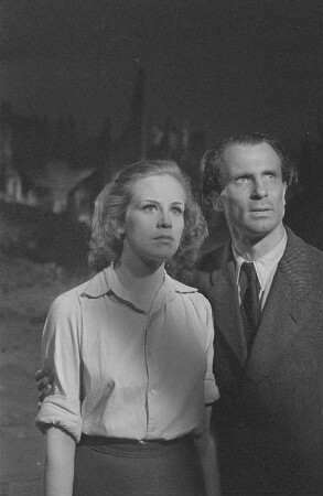 Aufnahmen vom Dreh des ersten deutschen Trümmerfilms "Die Mörder sind unter uns" durch die DEFA : Szene mit Hildegard Knef und Ernst Wilhelm Borchert