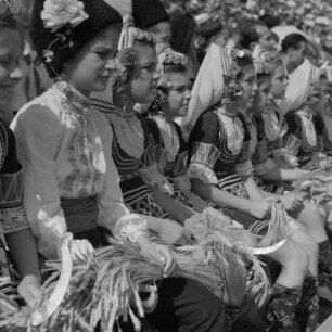 10. Jahresfeier der Pioniere in Sofia Mitwirkende junge Pioniere im Stadion