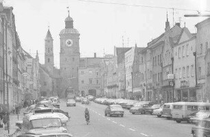 Vilsbiburg: Marktplatz [Stadtplatz] mit Tor von der Vilsbrücke