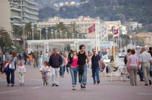 Nizza - Passanten auf der Promenade : Passanten auf der Promenade des Anglais in Nizza. 2006