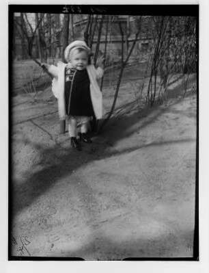Die Tochter der Fotografin mit Matrosenmütze