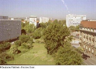 Kaufhaus (Centrum Warenhaus) : Blick aus dem obersten Geschoß des Geschäftshauses (Neue Dresdner Jugendbibliothek), Waisenhausstraße 8, links Kaufhaus Karstadt (ehem. Centrum Warenhaus), rechts Dresdener Bank