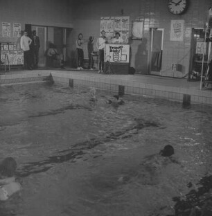 Frankfurt (Main)? Veranstaltung der Trimm Dich-Aktion in einer Schwimmhalle