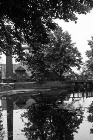 Mühlenteich: am gegenüberliegenden Ufer links hinter Bäumen Glinder Mühle: rechts Mühlenwehr der Glinder Au mit Geländer