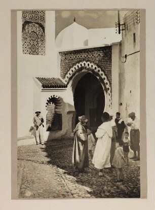 Marokko, Tanger. Tourist und Einheimische mit Kindern vor einer Moschee