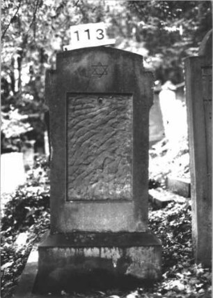 Grabstein 113 (Index: 100112867) Zustand: Inschrifttafel fehlt Maße HxBxT: 114x18x16 cm Symbolik: Davidstern: Grabstein 113