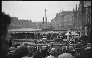 Jahrmarkt auf dem Augustusplatz mit Augusteum und der Paulinerkirche (Universitätskirche)