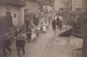 Elbschiffer, Fest der Schifferkinder in Schmilka, der Festzug mit zwei Schifferklavierspielern