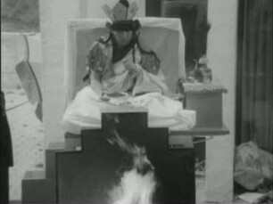 Buddhismus, Tibet - Weihezeremonie im Klösterlichen Tibet-Institut Rikon (Schweiz) durch Mönche der Tantra-Schule Gyütö. 3. Brandopfer zur Besänftigung feindlicher Mächte (»zi-ba'i sbyin-sreg«)