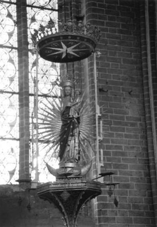 Bad Doberan. Zisterzienserklosterkirche. Holz, geschnitzt, gefaßt; Höhe 2,58 m (Statue), um 1425 (Baldachin), um 1290 (Madonna)