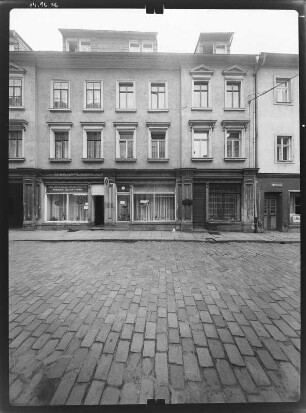 Pirna-Altstadt, Schmiedestraße 21. Wohnhaus mit Läden (1. H. 19. Jh.). Straßenfront (Teilansicht)