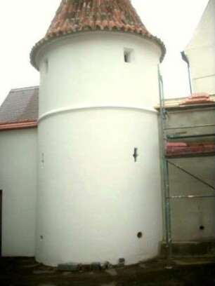 Nordwest-Rundturm mit Schlüsselloch-Schießscharten sowie Büchsenscharten im Obergeschoß von Ortsseite