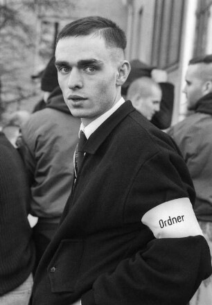 NPD-Bundesversammlung vor der Nibelungenhalle, dem Versammlungsort in Passau : Die Nationaldemokratischen Partei Deutschlands (NPD) und deren Jugendorganisation Junge Nationaldemokraten (JN) veranstalten unter massivem Polizeischutz ihren Bundeswahlkongress inder Nibelungenhalle. Passau, 07.02 1998. hier: Ordner vor dem Hallen-Eingang