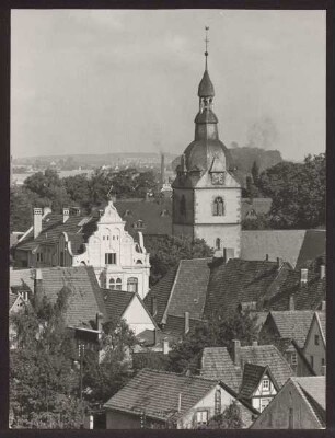 Turm der Erlöserkirche und Fassade des Kaufhauses Sonntag. Detmold