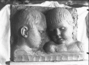 Zwei Kinderköpfe : Zwei Kinderköpfe. Stuck (um 1935; M. Böhmer)
