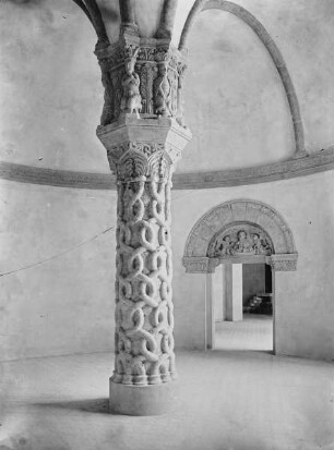 Bayerisches Nationalmuseum — Rundsaal mit Bauskulptur der Romanik