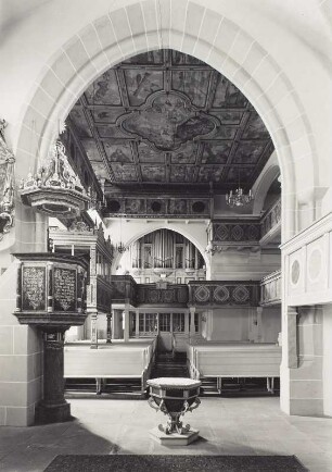Dresden-Leubnitz, Dorfkirche. Inneres zur Orgel (1763/1905) : Dresden-Leubnitz-Neuostra. Leubnitzer Kirche. Inneres mit Taufe, Kanzel, Nöthnitzer Betstube und bemalter Holzdecke (beides 1671, G. Lucas) gegen Westempore mit zweimanualiger Orgel II/25 (1905, Gebr. Jehmlich, in Prospekt der Schubert-Orgel 1755-1763)
