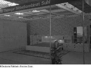Ausstellungskoje mit Schlafzimmermöbeln aus dem VEB Thüringer Möbelkombinat Suhl