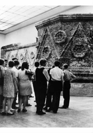 Museums für Islamische Kunst im Pergamonmuseum, Besucher vor der Mschatta-Fassade