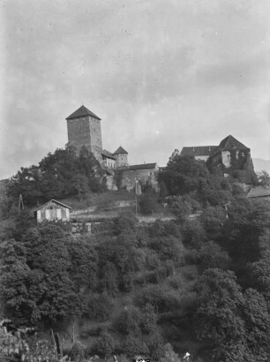 Burg Tirol bei Meran im Vinschgau : Blick zur Burg Tirol