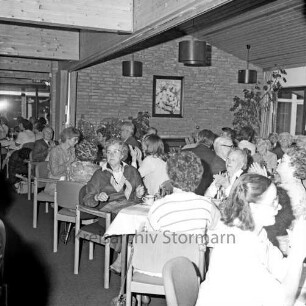 Ahrensburg: Reeshoop: nach Modernisierung: Eröffnung: Innenaufnahme: Vorhalle: Heimbewohner, Betreuerinnen und Gäste an Tischen bei Kaffeetrinken