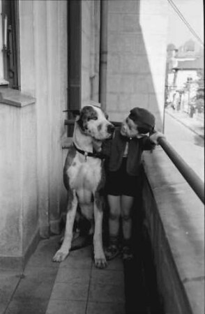 Bukarest: Haus des + Schriftleiters Wilhelm Müller, Junge mit Hund auf Balkon