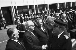 Basel (CH) - Mulhouse (F): Staatspräsident Pompidou begrüßt Formationen