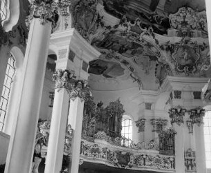 Wies (Steingaden ). Wallfahrtskirche zum Gegeißelten Heiland (1745/1754; D. Zimmermann, J. B. Zimmermann). Inneres nach Nordwesten mit Orgelempore (Orgel von J. G. Hörterich, 1757)