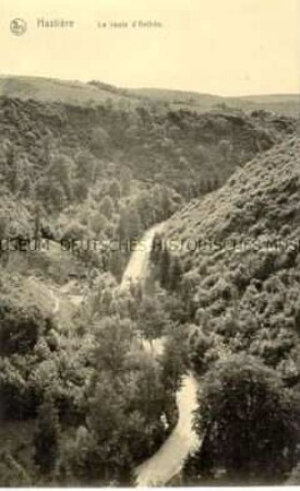 Aussicht auf die Landstraße nach der Stadt Anthée, von der französischen Stadt Hastière aus