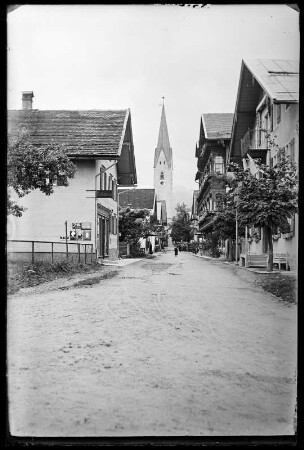 Oberstdorf. Straßenansicht, Kirchstraße mit Blick zu Kirche St. Johannes Baptist