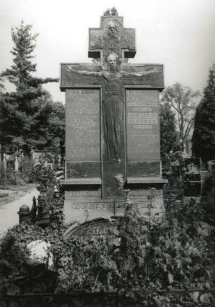 Grabmal der Familie Jeřábek : Mauder, Josef: Grabmal der Familie Jeřábek. Stein. Prag-Vyšehrad, Friedhof Vyšehrad