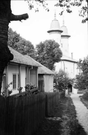Varatec: Schwesternhäuser, Hintergrund Kirche