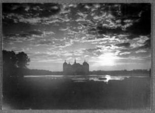 Schloss Moritzburg : Moritzburg. Blick zum Schloss Moritzburg