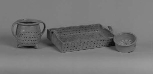Lochtopf, Trockentablett und Abtropftopf : Lochtopf, Trockentablett und Abtropftopf (Letztes Frohburger Gebrauchsgeschirr vor 1910). Irdenware, Engobe, glasiert. Frohburg: Museum im Schloß Frohburg V 409/95, V 410/95, V 411/95