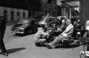 Paris: Schuhputzer vor Café