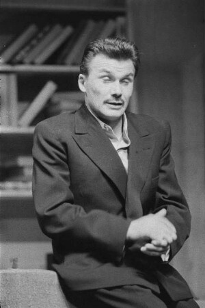 Szenenbilder aus "Am Ende der Nacht" von H. Hauser, Regie M. Richter, mit H. P. Minetti, Ch. Gottschalk, K. Conradi u.a., Kammerspiele (Deutsches Theater) Berlin, 1956