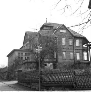 Bad Schandau-Ostrau, Villenkolonie Neuschandau, Ostrauer Ring 21. Hotel (um 1905), ehemalige Gauschule des Nationalsozialistischen Lehrerbundes (NSLB). Straßenansicht von Westen