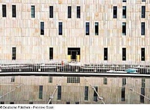 Baustelle Sächsische Landesbibliothek - Staats- und Universitätsbibliothek Dresden, Zentralbibliothek. Gestaltung der Außenanlagen zwischen Nordriegel und Südriegel. Blick über das Glasdach des Zentralen Lesesaales auf den Nordriegel (Teilansicht) : Dresden-Räcknitz, Zellescher Weg 18. Baustelle Sächsische Landesbibliothek - Staats- und Universitätsbibliothek Dresden, Zentralbibliothek. Gestaltung der Außenanlagen zwischen Nordriegel und Südriegel. Blick über das Glasdach des Zentralen Lesesaales auf den Nordriegel (Teilansicht)