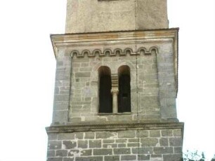 Kirchturm von Osten-romanisches Obergeschoss mit Biforium und Rundbogenfries unter der achteckigen Glockenstube (18 Jh)