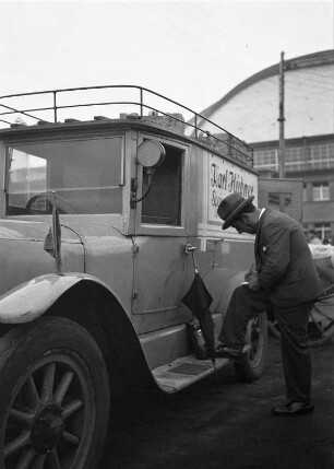 Leipzig. Mann an einem Fahrzeug der Spedition Karl Hübner vor der Markthalle Leipzig