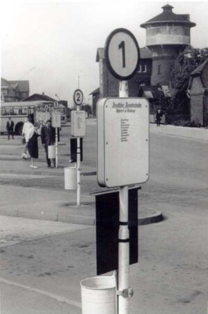 Bahnhofsvorplatz mit Busbahnhof. Detmold. Rechts der Wasserturm des Bahnbetriebs