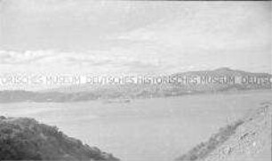 Selbstversenkung des Hochseepassagierdampfers "Columbus" am 19. Dezember 1939, Besatzungsangehörige im Internierungslager auf Angel Island, Kalifornien, Weitblick über das Meer auf gegenüberliegende Hügel