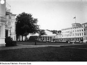 Kurhaus und Hotel Kurhaus : Blick über den Kurplatz zu Kurhäusern (1814-1816, C. T. Severin; 1795-1796, J. C. H. v. Seydewitz; um 1875)