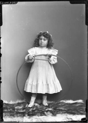 "Ausstellungsplatten IV" - Mädchen im Fotoatelier