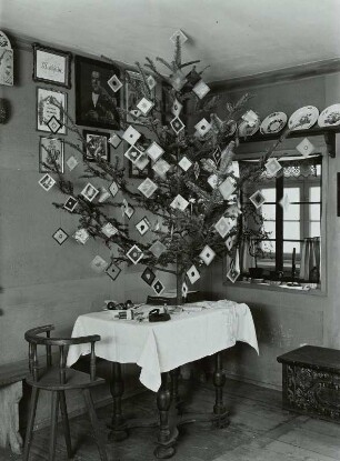 Sorbische Wöchnerinnenstube mit Weihnachtsbaum