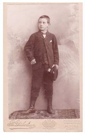 Foto größerer Junge im Fotoatelier