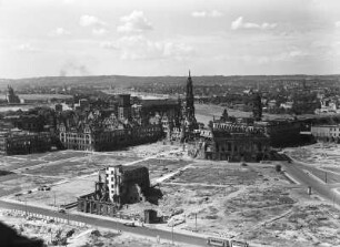 Dresden. Blick vom Rathausturm zu Residenzschloss, Hofkirche, Johanneum und Ständehaus nach Nordwesten