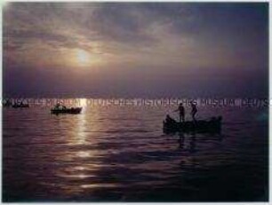 Fischerboote bei Sonnenuntergang (Altersgruppe 14-17)
